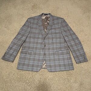 Stunning Lauren by Ralph Lauren men’s sport coat. Size 46R. Light greys & blues.